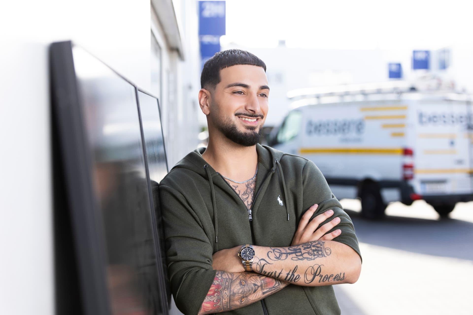 Diyar Ertürk vor einer PV-Anlage